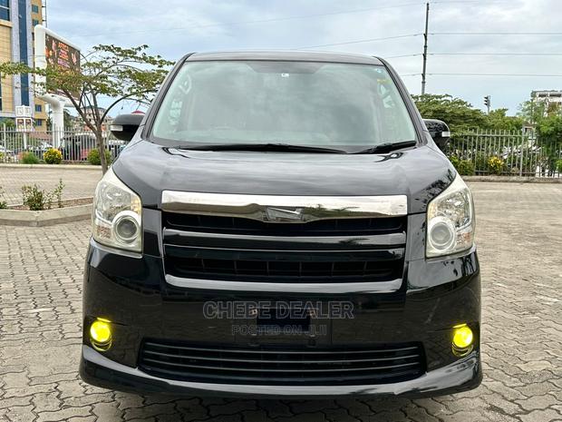 Toyota Noah 2.0 143hp AWD (7 Seater) 2010 Black