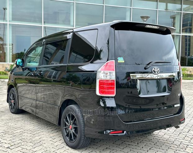 Toyota Noah 2.0 143hp AWD (7 Seater) 2010 Black