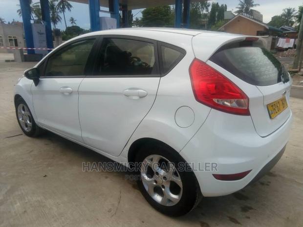 Toyota Vitz 2010 Silver