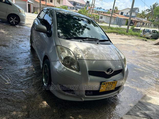 Toyota Vitz 2010 Silver