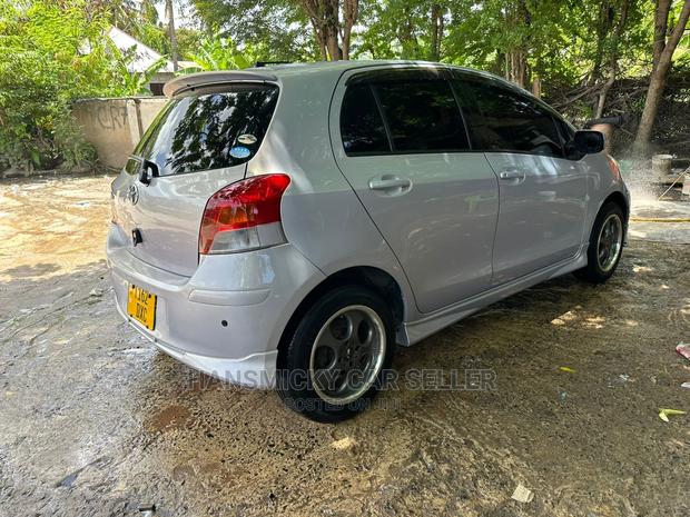 Toyota Vitz 2010 Silver