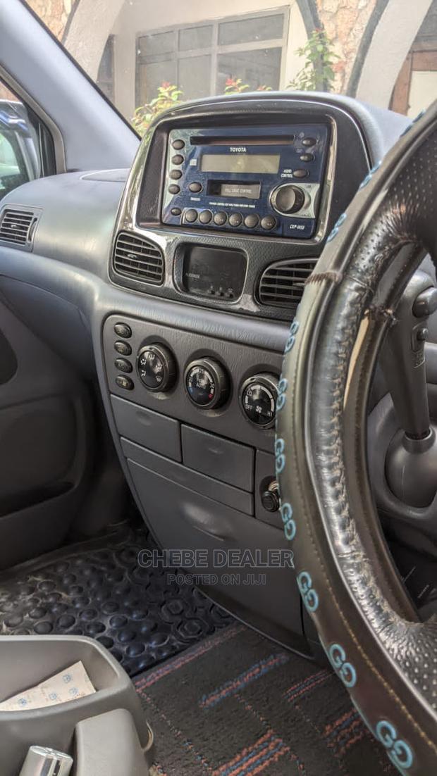 Toyota Noah 2.0 AWD (8 Seater) 2001 Silver