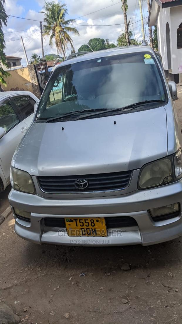 Toyota Noah 2.0 AWD (8 Seater) 2001 Silver