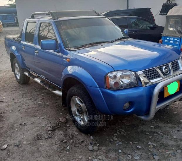 Nissan Pick-Up 2004 Blue