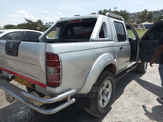 Nissan Hardbody 2004 Silver