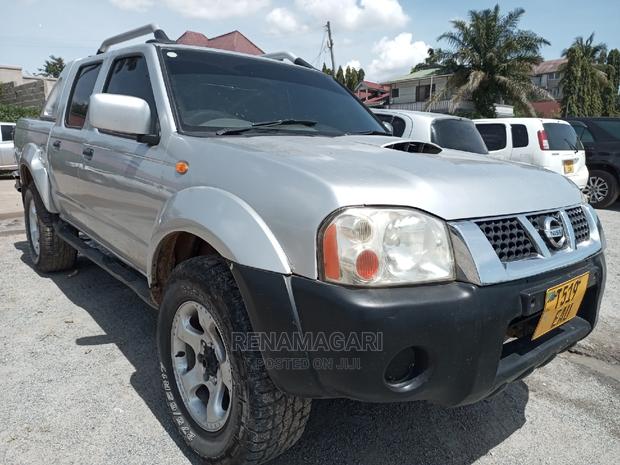 Nissan Hardbody 2004 Silver