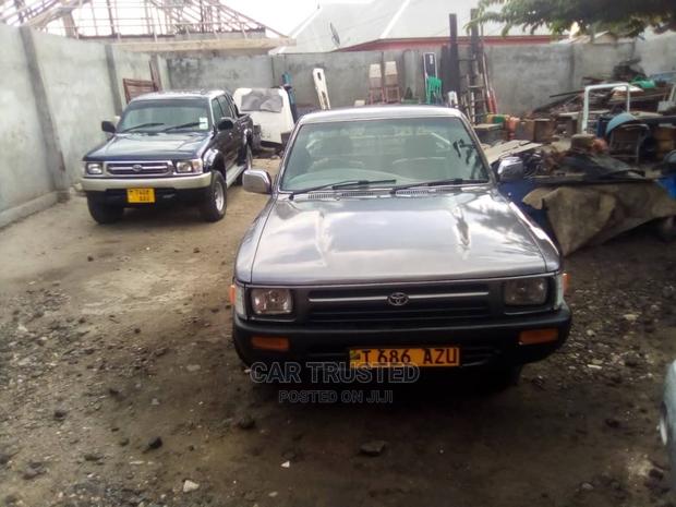Toyota Hilux 2002 Black