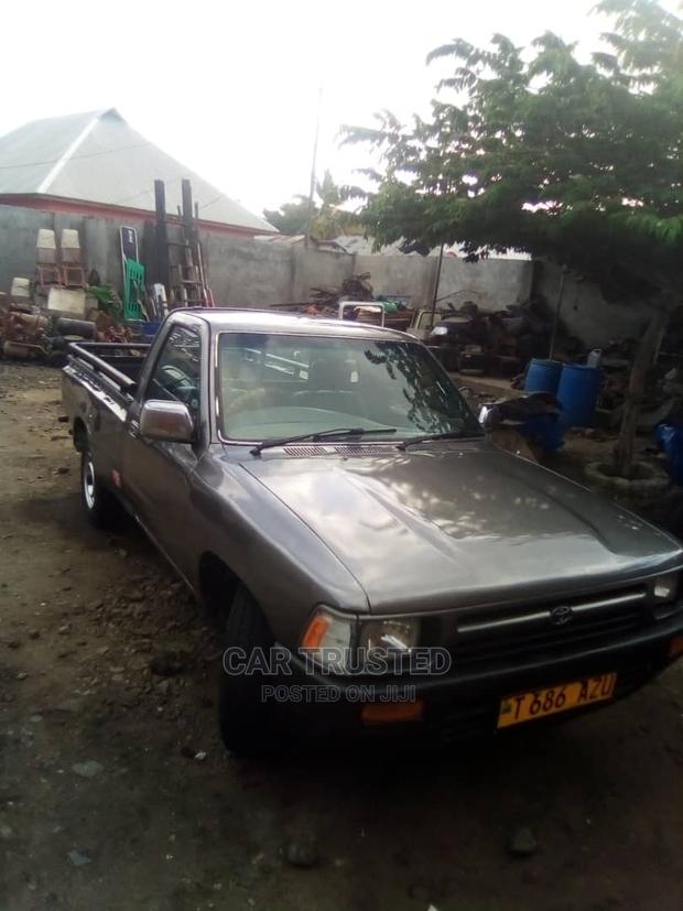 Toyota Hilux 2002 Black