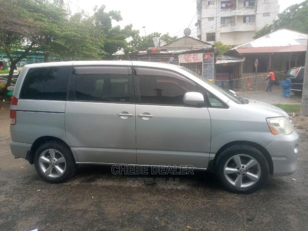Toyota Noah 2.0 AWD (8 Seater) 2005 Silver