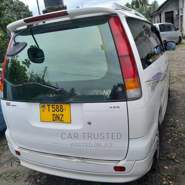 Toyota Noah 2.0 FWD (8 Seater) 2001 White