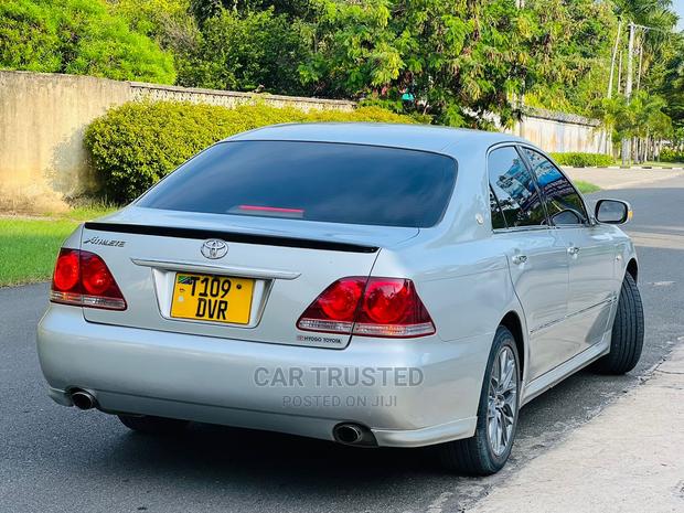 Toyota Crown 2006 Silver