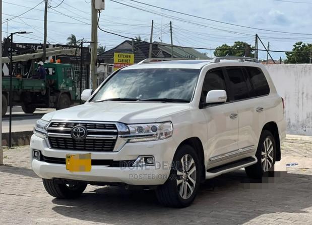 Toyota Land Cruiser 2016 White