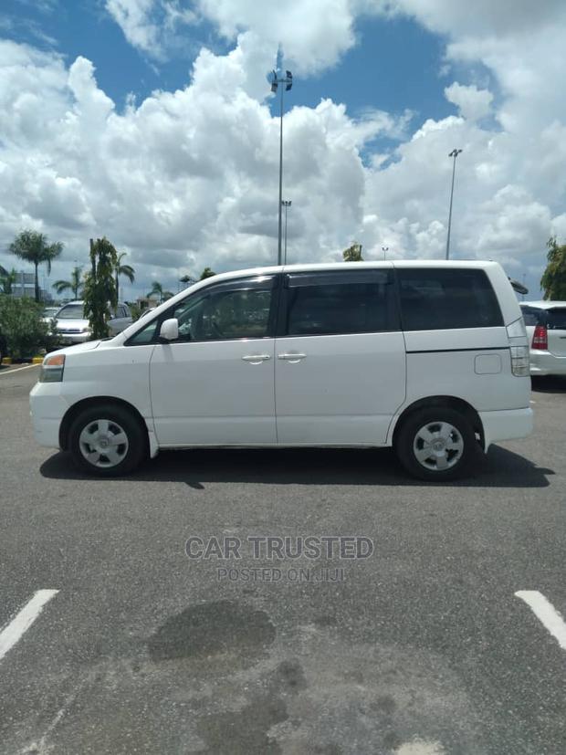 Toyota Noah 2.0 FWD (8 Seater) 2001 White