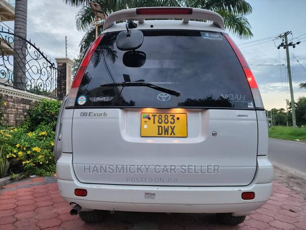 Toyota Noah 2003 White