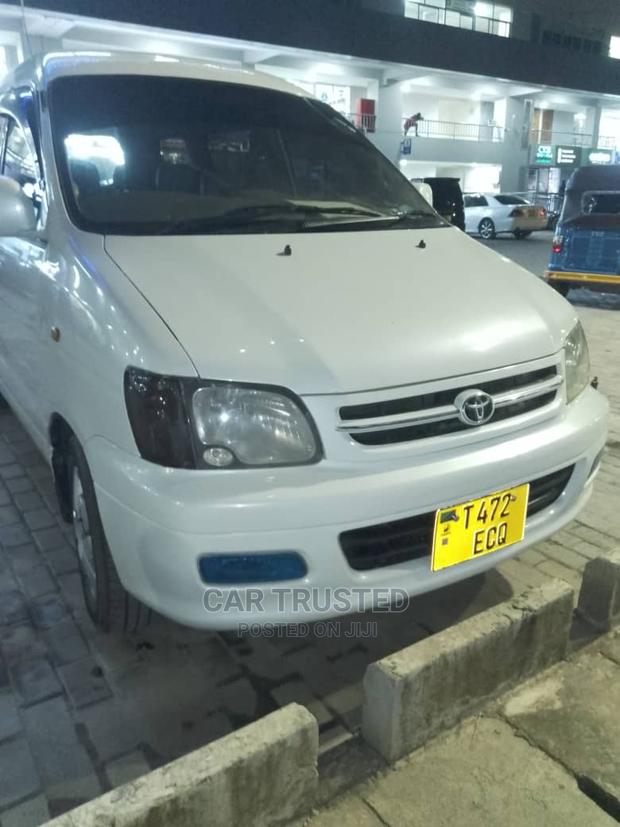 Toyota Noah 2.0 FWD (8 Seater) 2001 White