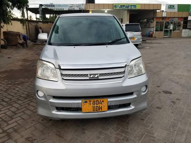 Toyota Noah 2.0 FWD (8 Seater) 2005 Silver
