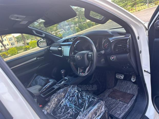 Toyota Hilux 2021 White