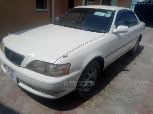 Toyota Cresta 2000 White