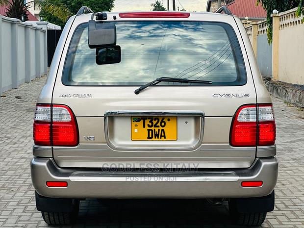Toyota Land Cruiser 2000 Gold