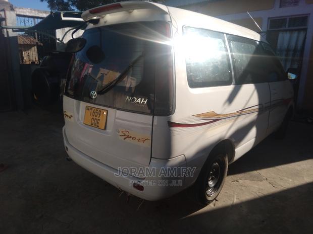 Toyota Noah 2.0 FWD (8 Seater) 2004 White