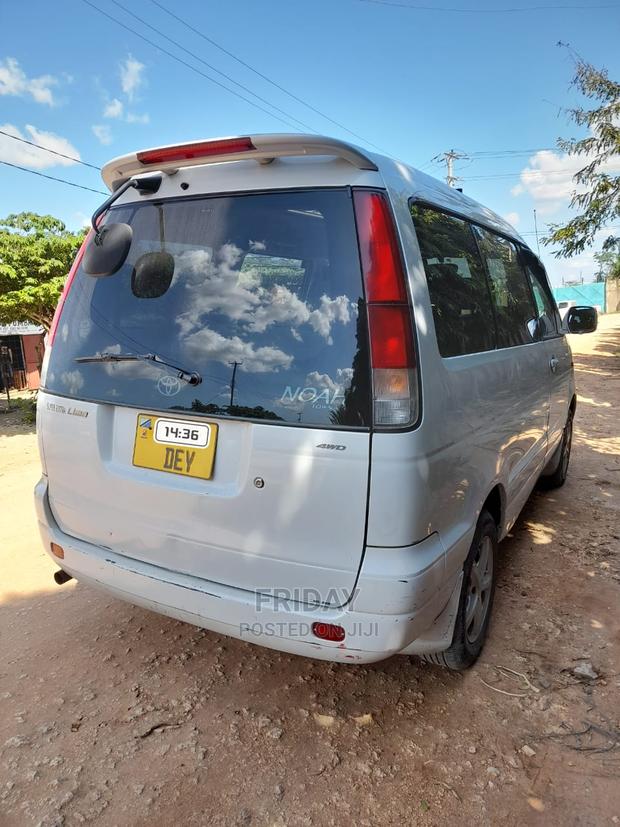 Toyota Noah 2001 Pearl