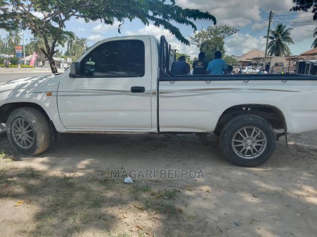 Toyota Hilux 1994 White