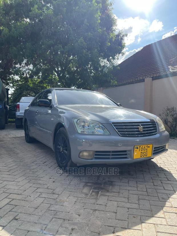 Toyota Crown Royale 2005 Gray