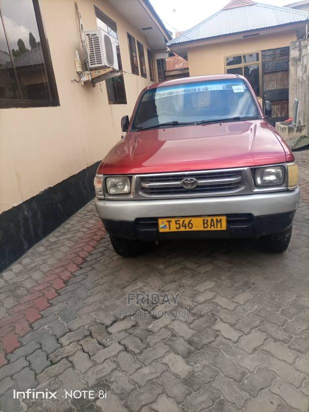 Toyota Hilux 2004 Red