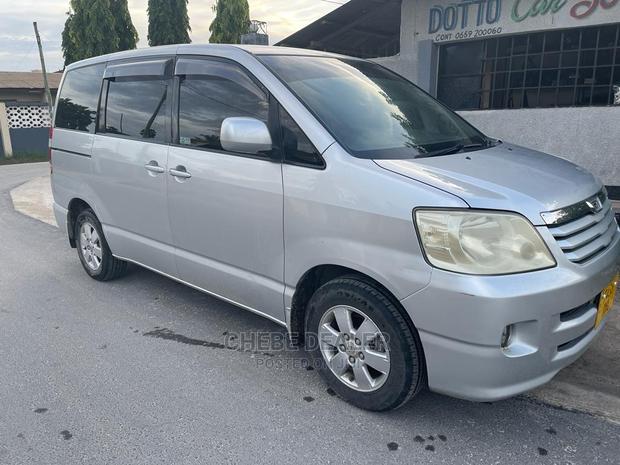 Toyota Noah 2.0 AWD (8 Seater) 2003 Silver