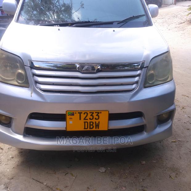 Toyota Noah 2001 Silver
