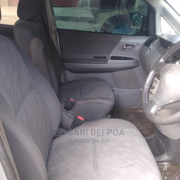 Toyota Noah 2001 Silver