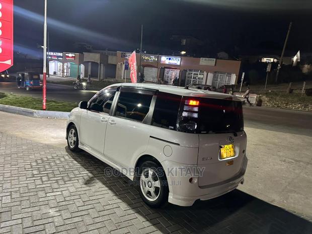 Toyota Sienta 2005 White