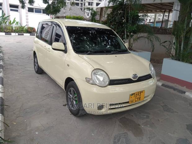 Toyota Sienta 2005 Off white