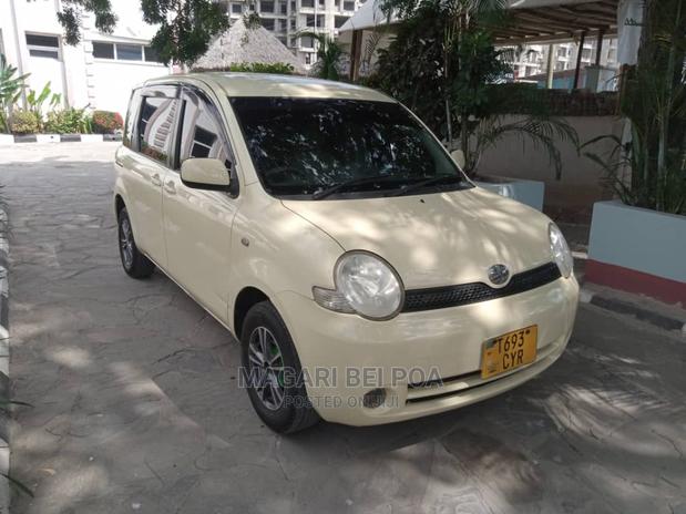 Toyota Sienta 2005 Off white