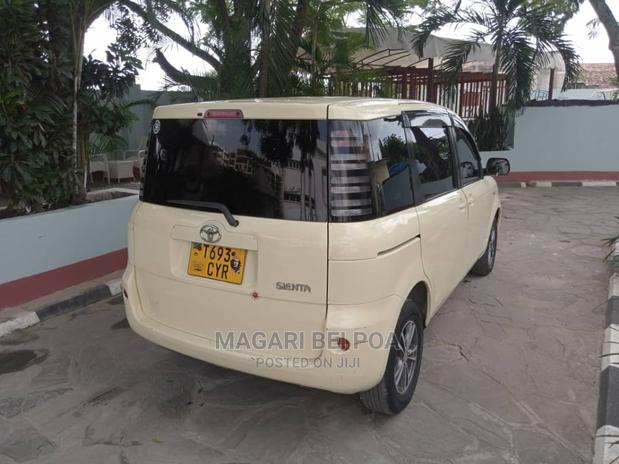 Toyota Sienta 2005 Off white