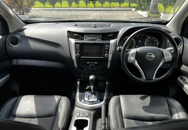 Nissan Navara 2022 Gray