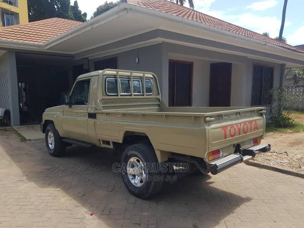 Toyota Land Cruiser 4.0 V6 GX 2009 Beige