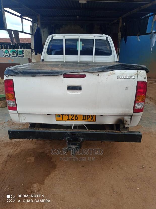 Toyota Hilux 2003 White