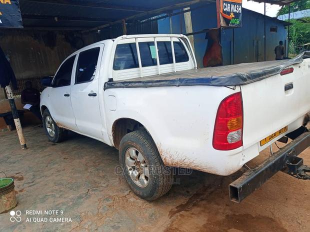 Toyota Hilux 2003 White