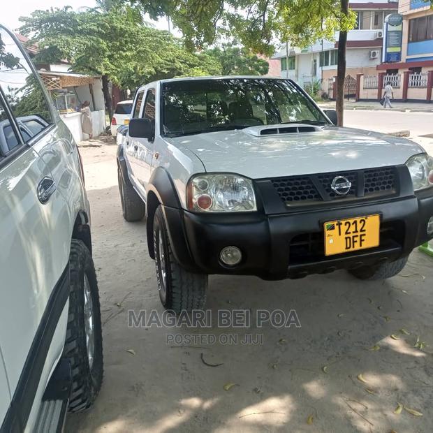 Nissan Hardbody 2015 White