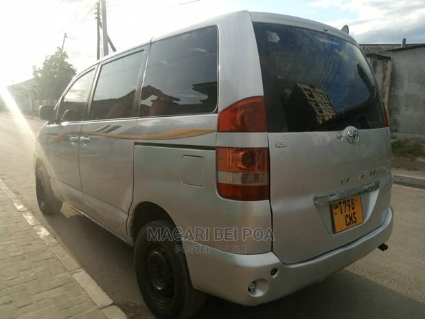 Toyota Noah 2004 Silver
