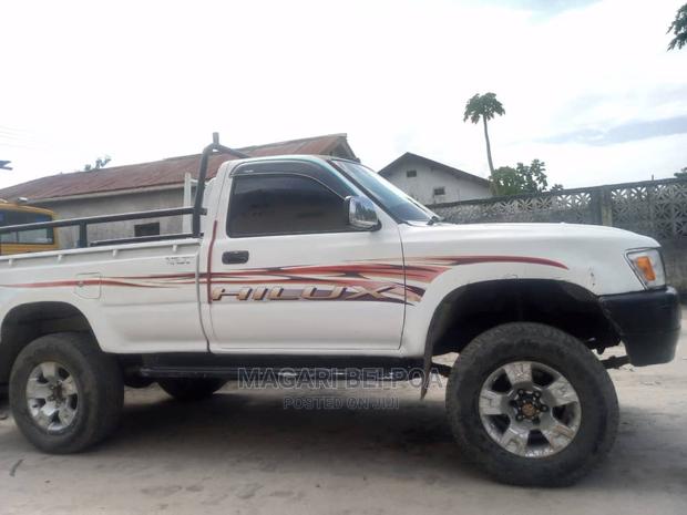 Toyota Hilux 2001 White