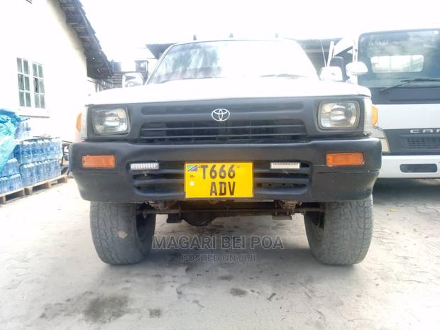 Toyota Hilux 2001 White