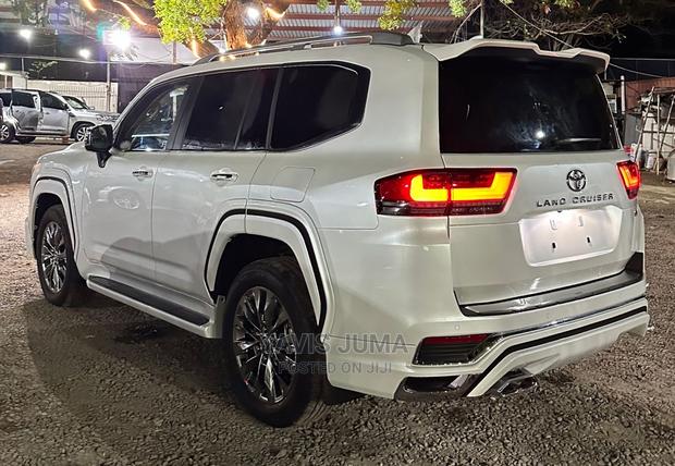 Toyota Land Cruiser 2022 White