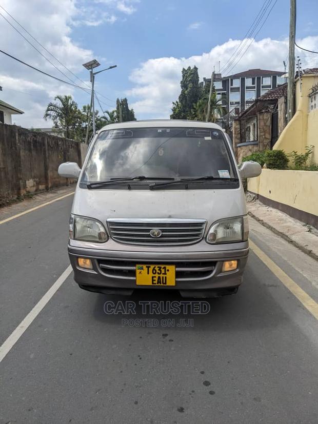 Toyota HiAce 2000 Silver