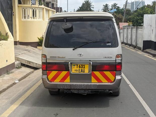 Toyota HiAce 2000 Silver