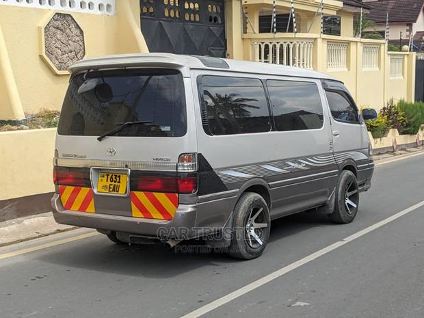 Toyota HiAce 2000 Silver