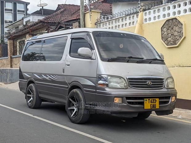 Toyota HiAce 2000 Silver
