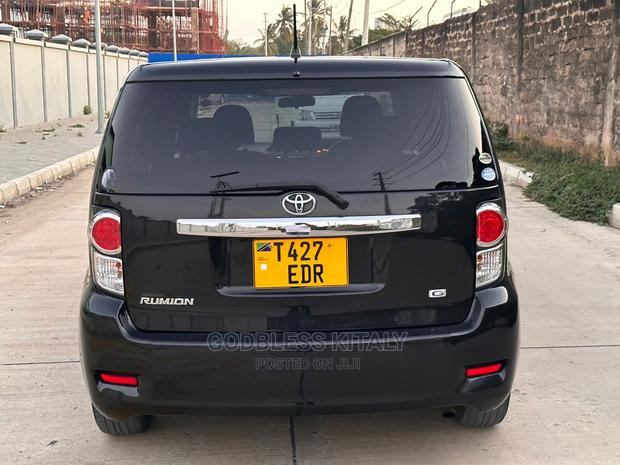 Toyota Corolla Rumion 2010 Black