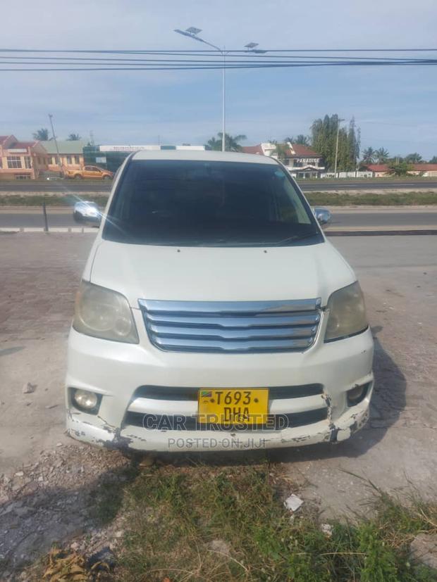 Toyota Voxy 2004 White